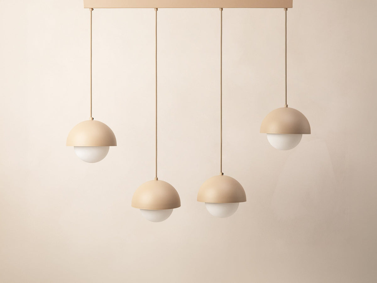 Pendelleuchte Kora von Micadoni mit halbkreisförmigem Stahlrahmen und mattweisser Glaskugel, Farbe Sabia, Grösse 83x17x120cm.