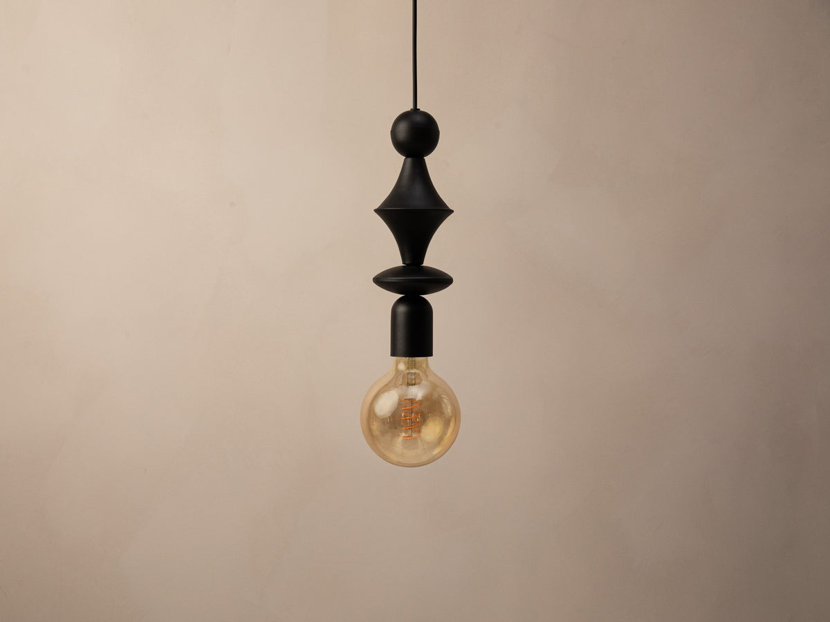 Schwarze Halo Pendelleuchte von Micadoni aus Metall mit schlankem, geometrischem Lampenschirm und sichtbarer E27-Fassung, Höhe 150 cm.