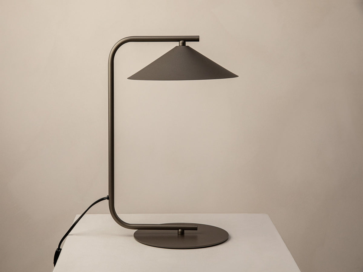 Beige Tischlampe Nocte von Micadoni mit konischem Metallschirm, schlankem Standfuss und matter Oberfläche, kompakte Grösse für den Wohnbereich.