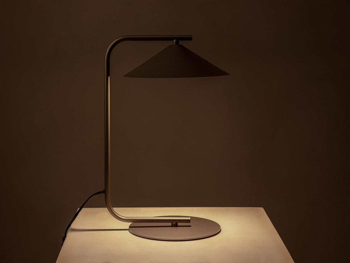 Beige Tischlampe Nocte von Micadoni mit konischem Metallschirm, schlankem Standfuss und matter Oberfläche, kompakte Grösse für den Wohnbereich.