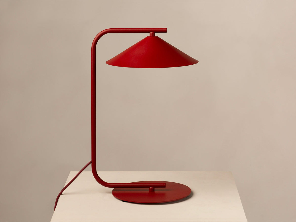 Beige Tischlampe Nocte von Micadoni mit konischem Metallschirm, schlankem Standfuss und matter Oberfläche, kompakte Grösse für den Wohnbereich.