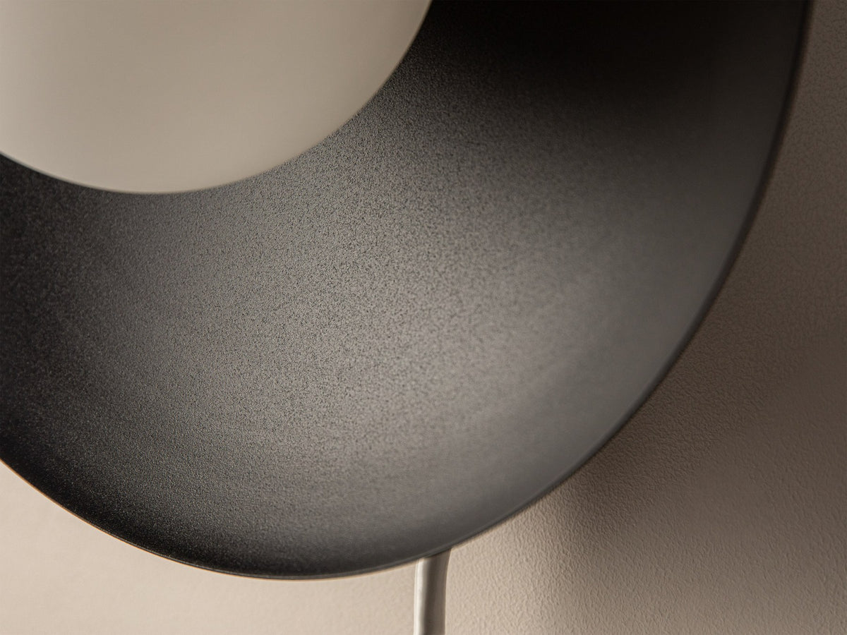 Schwarze Wandlampe Mist von Micadoni aus Metall, kompakte quadratische Form mit G9-Fassung, Grösse 28 x 28 x 16 cm, montiert an einer Wand.