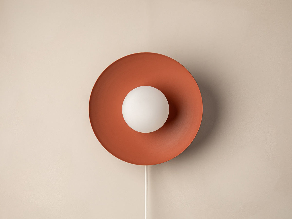 Schwarze Wandlampe Mist von Micadoni aus Metall, kompakte quadratische Form mit G9-Fassung, Grösse 28 x 28 x 16 cm, montiert an einer Wand.