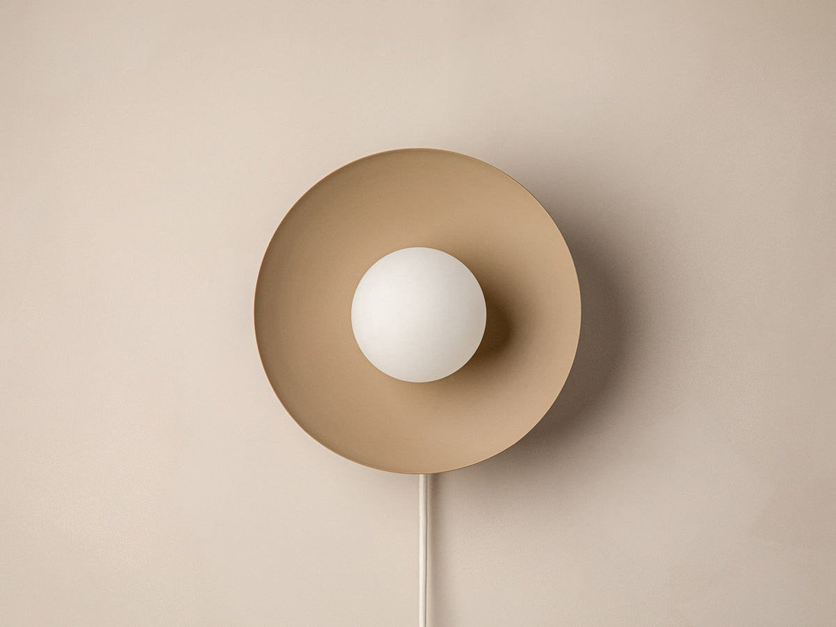 Schwarze Wandlampe Mist von Micadoni aus Metall, kompakte quadratische Form mit G9-Fassung, Grösse 28 x 28 x 16 cm, montiert an einer Wand.