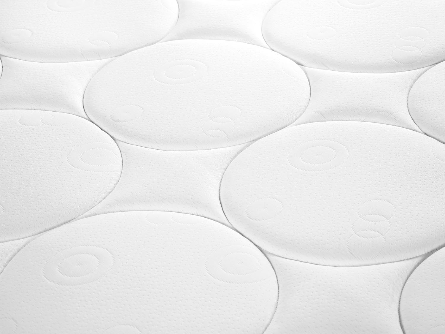 Kavaja Foam Matratze von Micadoni, ideal für erholsamen Schlaf, mit anpassungsfähigem Schaum für optimale Unterstützung und Komfort.