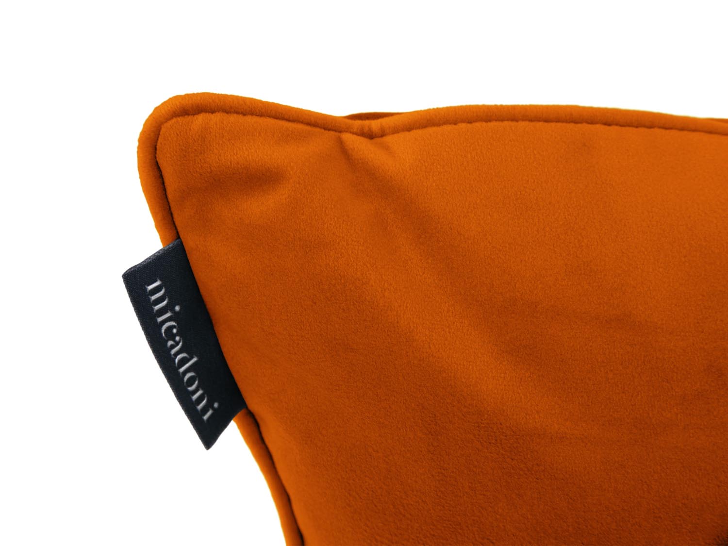 Erleben Sie das Rachel Velour Pillow von Micadoni – edles Velours, elegantes Design und optimaler Komfort für Ihr Wohnambiente.