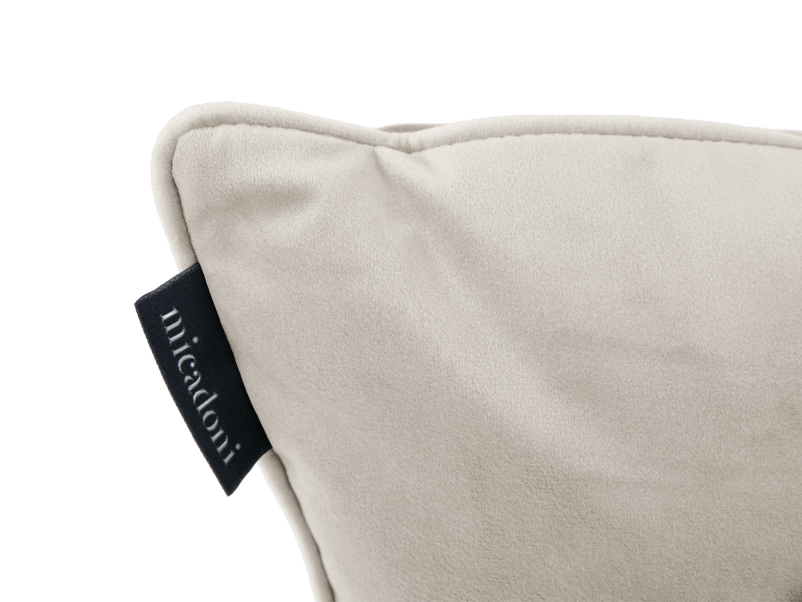 Erleben Sie das Rachel Velour Pillow von Micadoni – edles Velours, elegantes Design und optimaler Komfort für Ihr Wohnambiente.