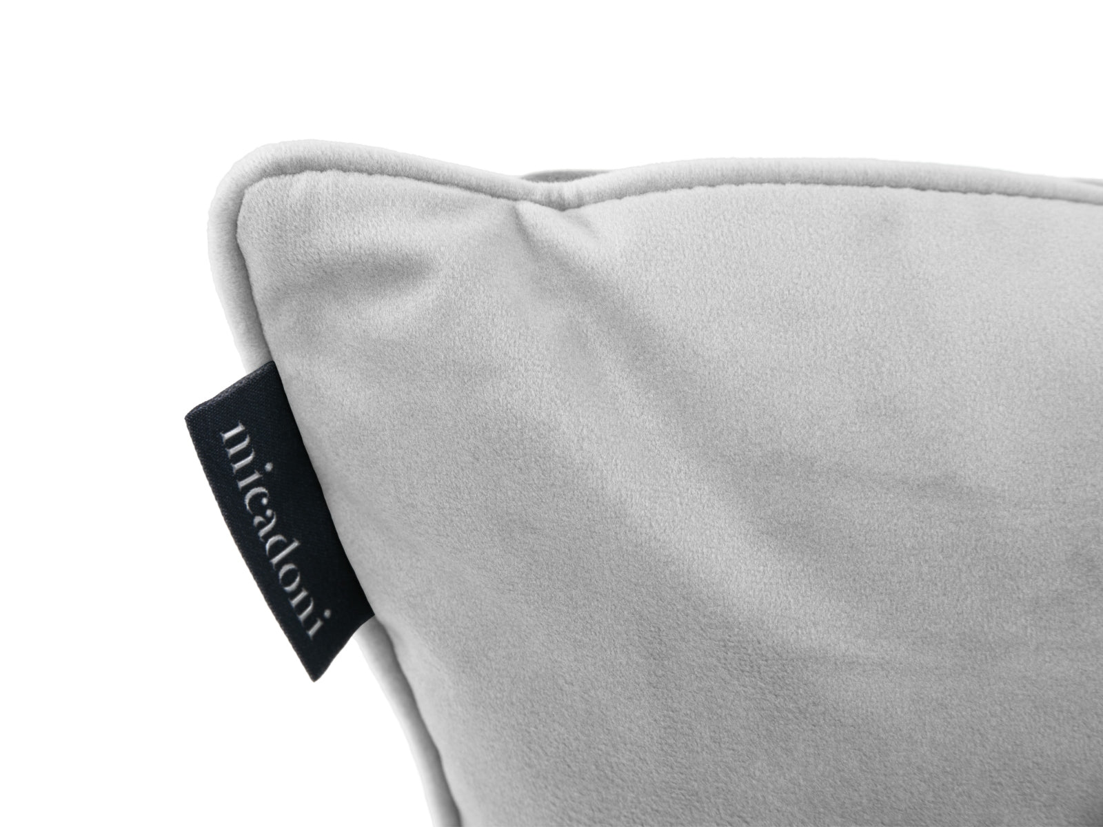 Erleben Sie das Rachel Velour Pillow von Micadoni – edles Velours, elegantes Design und optimaler Komfort für Ihr Wohnambiente.