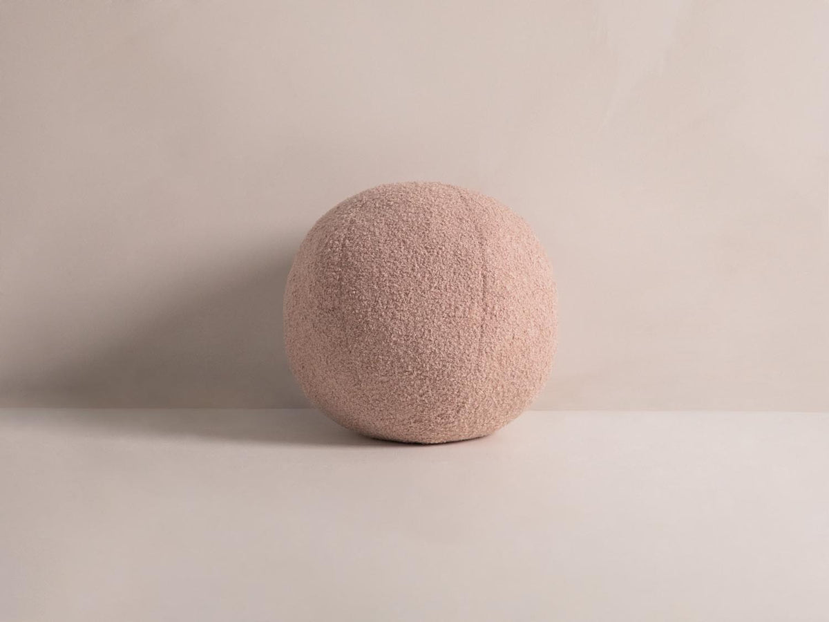 Ball Pillow in Powder Pink-Now or Never präsentiert im Onlineshop von KAQTU Design AG. Deko Kissen ist von Micadoni