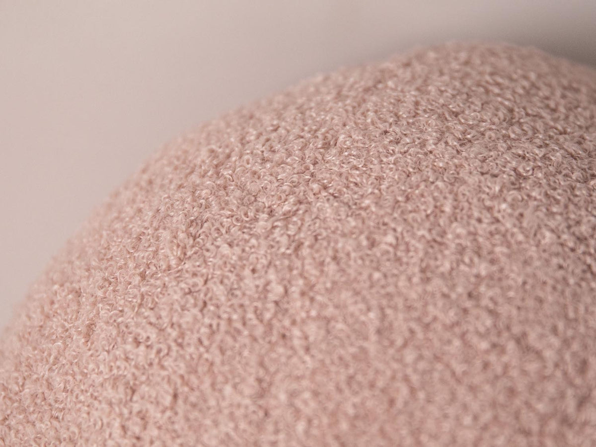 Ball Pillow in Powder Pink-Now or Never präsentiert im Onlineshop von KAQTU Design AG. Deko Kissen ist von Micadoni