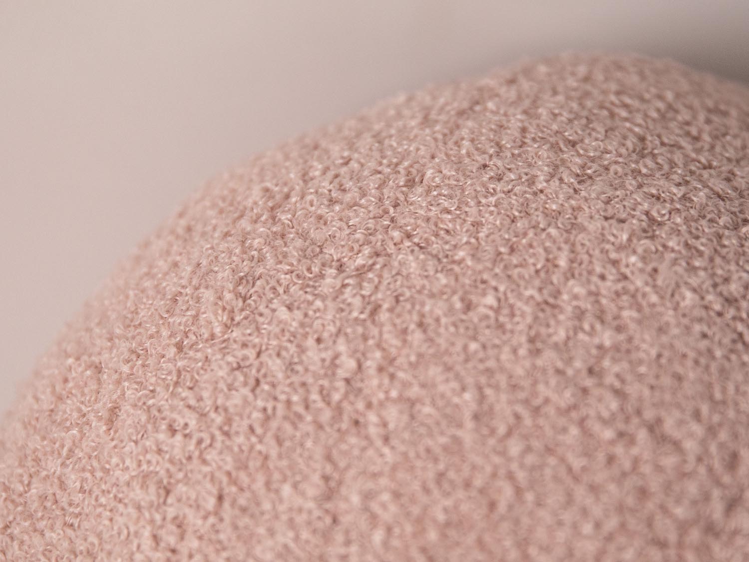 Kuscheliges, rundes Ball Pillow in zartem Powder Pink von Micadoni, perfekt für gemütliche Wohnambiente und kreative Dekoration.