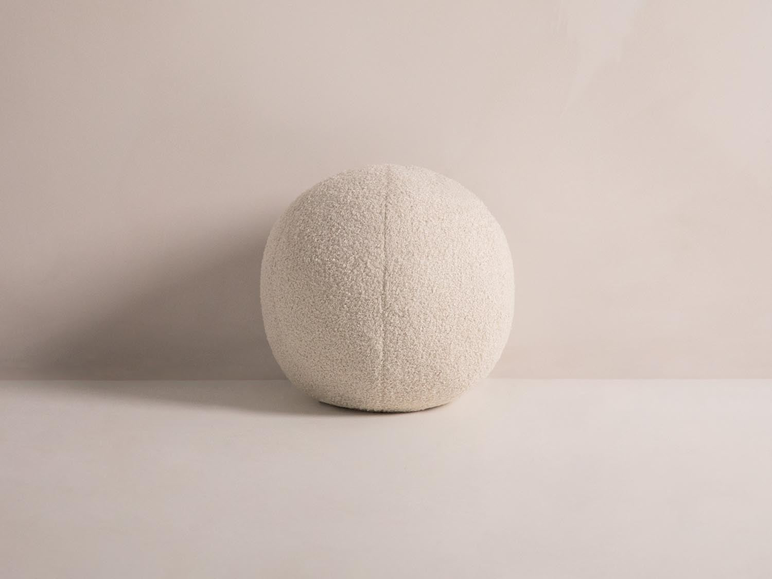 Beige Ball Pillow von Micadoni, stilvolles Deko Kissen für gemütliche Akzente in jedem Raum, ideal für Sofa oder Bett.