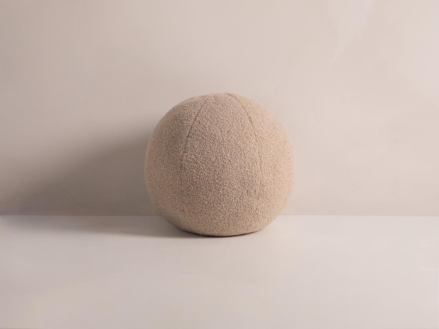 Ball Pillow in Sand-Now or Never präsentiert im Onlineshop von KAQTU Design AG. Deko Kissen ist von Micadoni