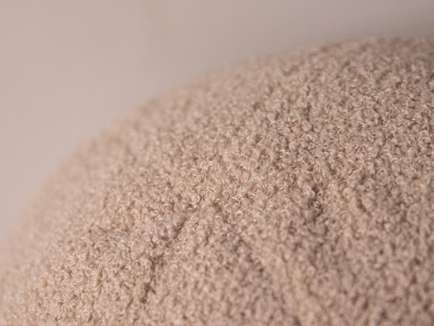 Erleben Sie das Ball Pillow von Micadoni – ein stilvolles Kissen, das Komfort und modernes Design perfekt kombiniert. Ideal für jedes Wohnambiente!