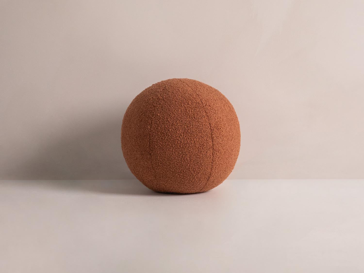 Ball Pillow in Brick-Now or Never präsentiert im Onlineshop von KAQTU Design AG. Deko Kissen ist von Micadoni