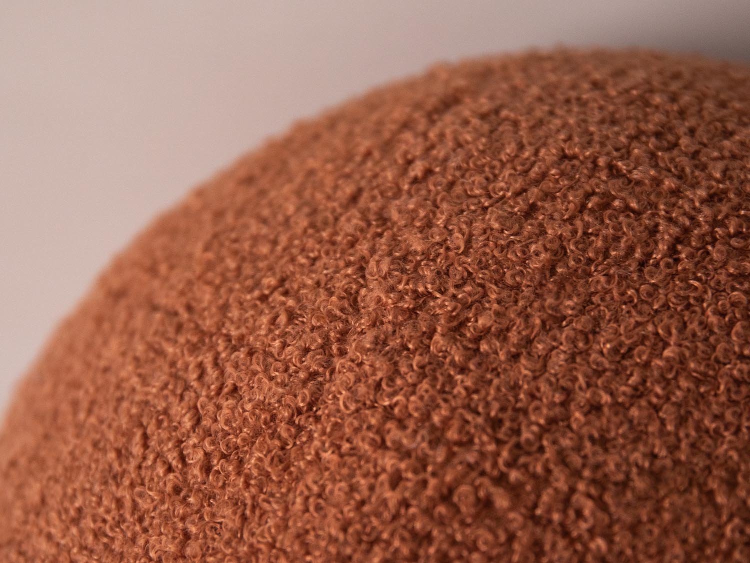 Kuscheliges Ball Pillow in elegantem Ziegelrot von Micadoni, perfekt für eine gemütliche und stilvolle Wohnraumgestaltung.