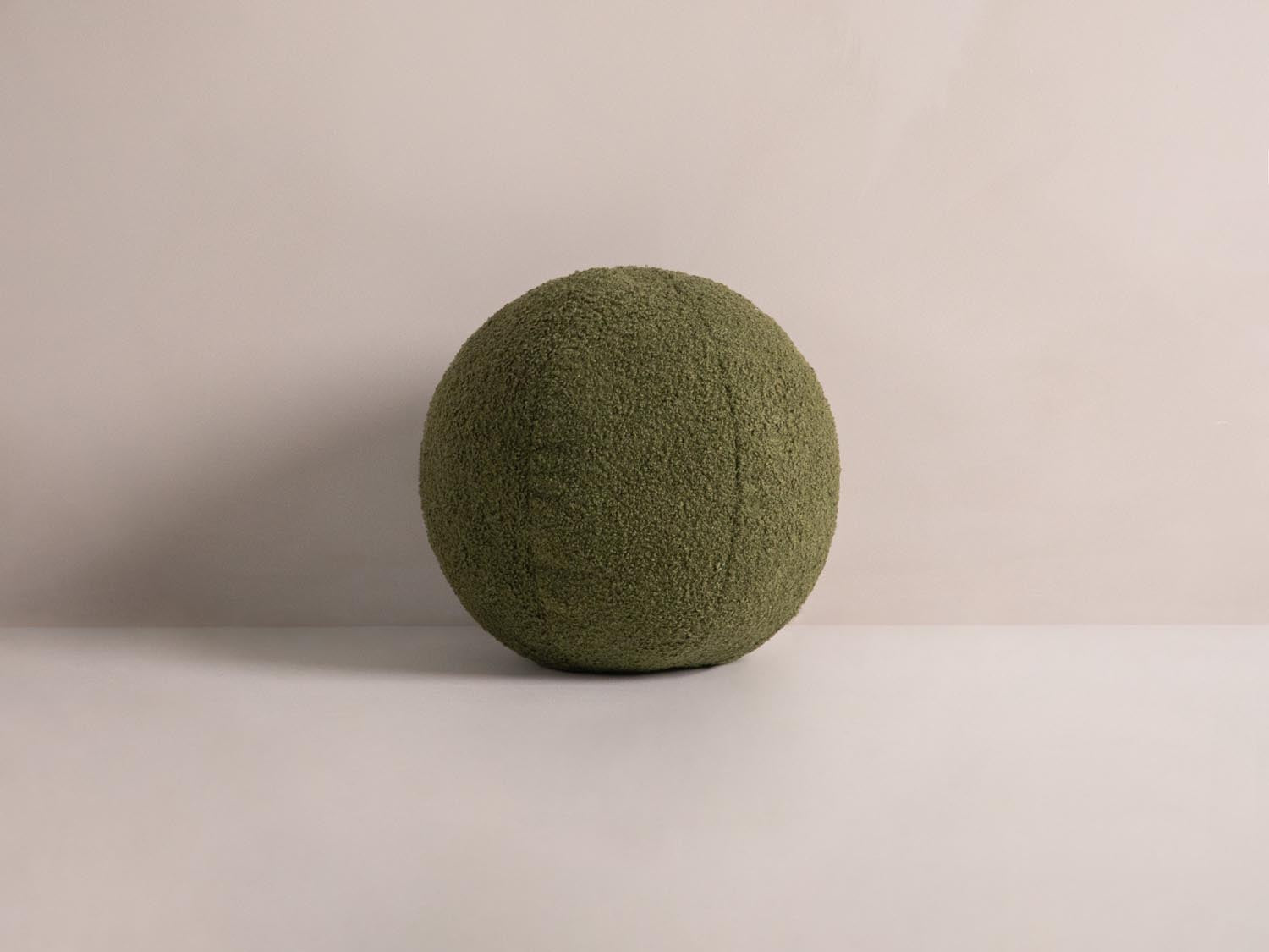 Ball Pillow in Green präsentiert im Onlineshop von KAQTU Design AG. Deko Kissen ist von Micadoni