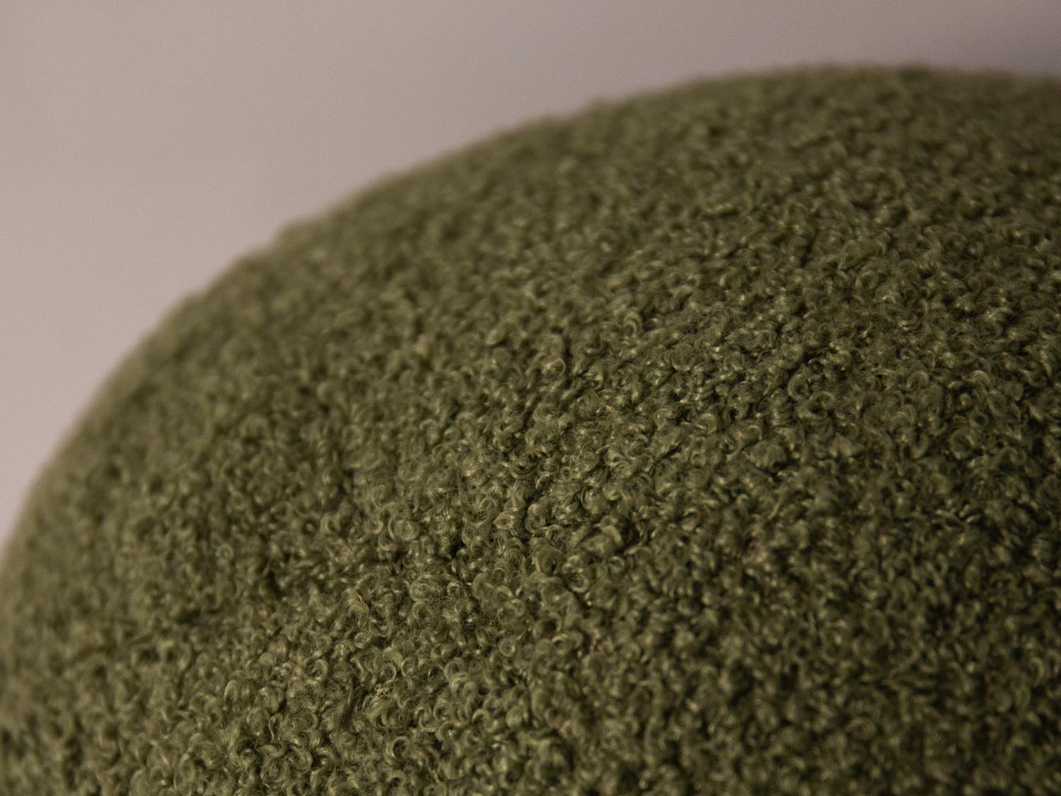 Stylisches, rundes Kissen in lebhaftem Grün von Micadoni, ideal für eine gemütliche Wohnatmosphäre. Ein Blickfang für jedes Zuhause.