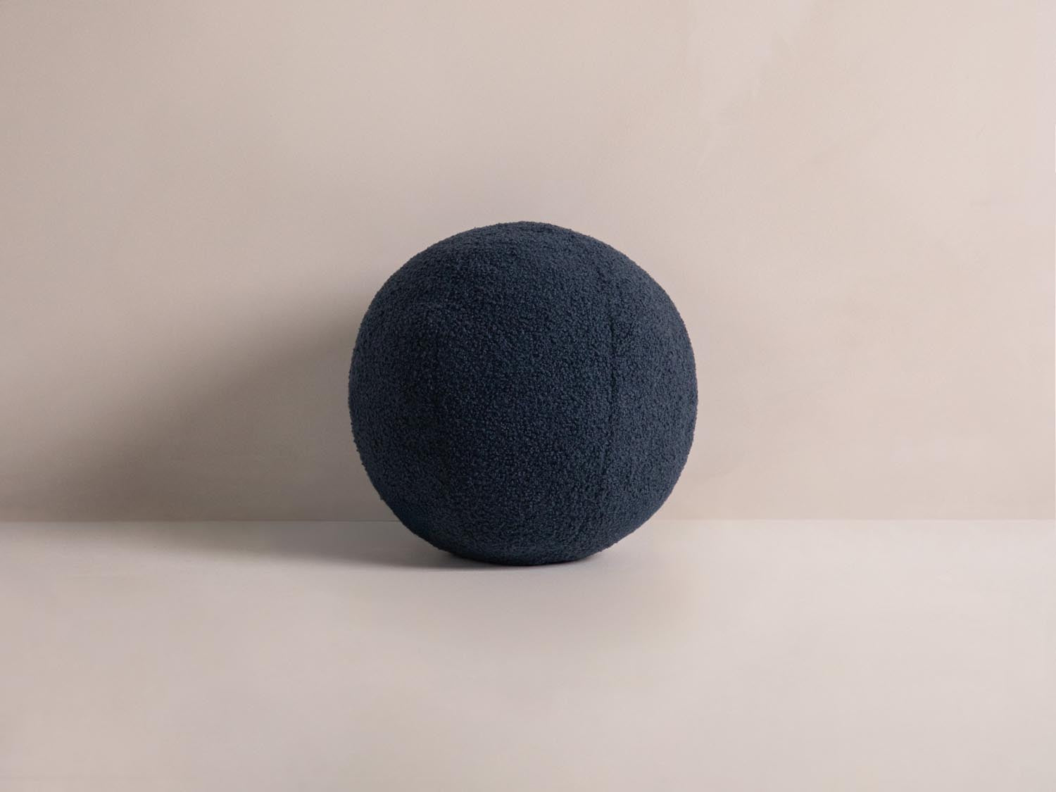 Ball Pillow in Dark Blue präsentiert im Onlineshop von KAQTU Design AG. Deko Kissen ist von Micadoni