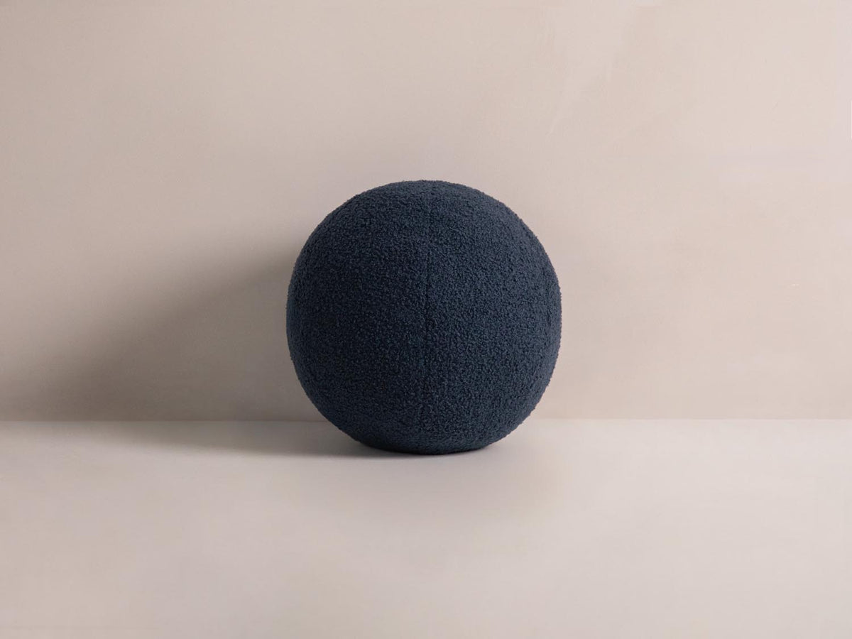 Ball Pillow in Dark Blue-Now or Never präsentiert im Onlineshop von KAQTU Design AG. Deko Kissen ist von Micadoni