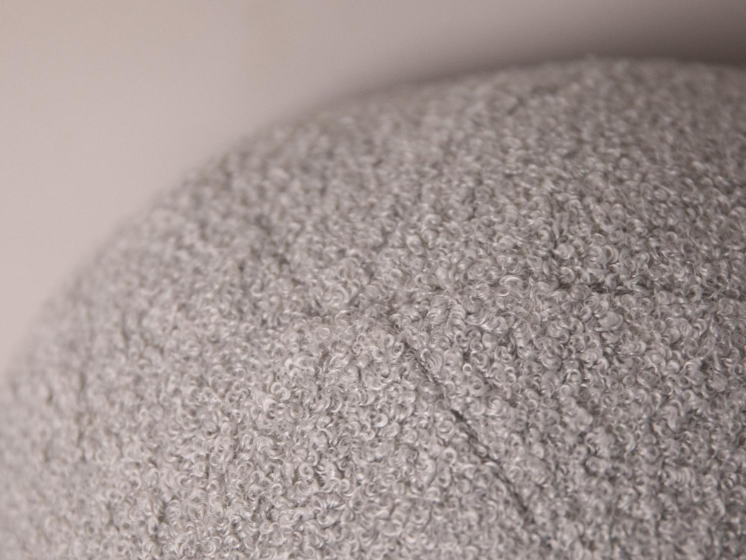 Kuscheliges Ball Pillow in elegantem Grau von Micadoni, das jedem Raum einen modernen Akzent verleiht. Ideal als dekoratives Kissen für Sofa oder Bett.