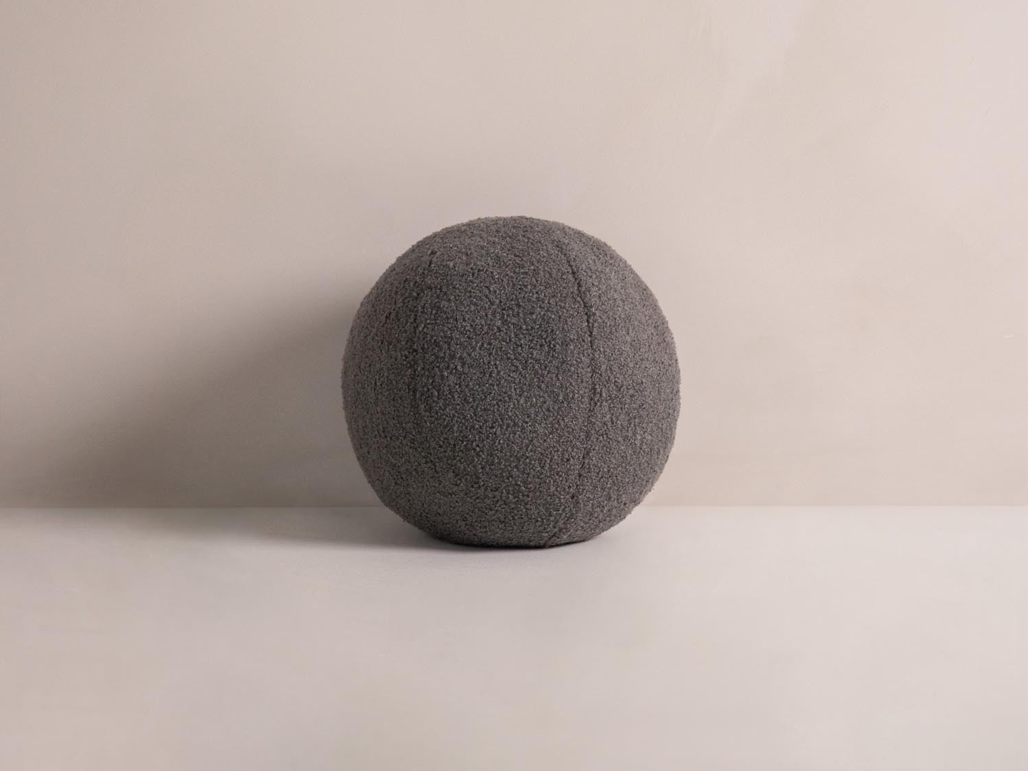 Ball Pillow in Grey-Now or Never präsentiert im Onlineshop von KAQTU Design AG. Deko Kissen ist von Micadoni