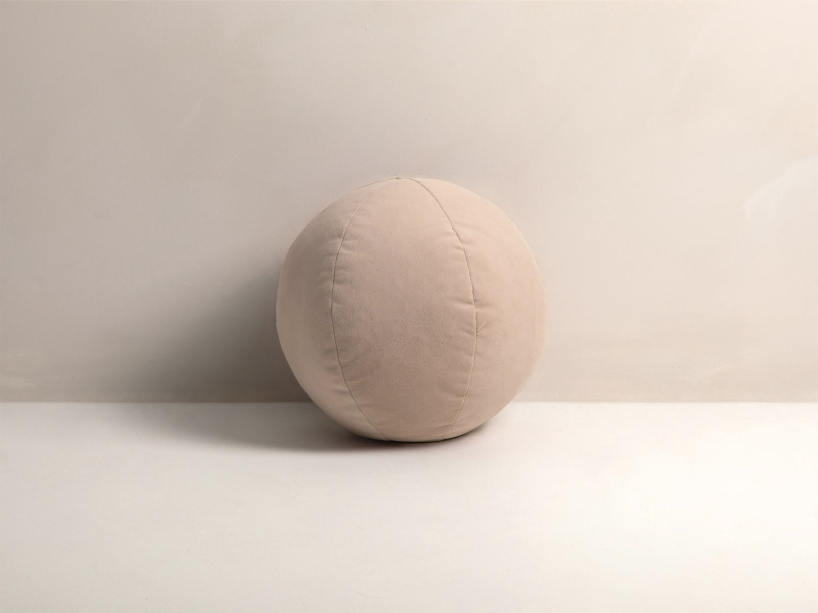 Ball Velour Pillow in Beige präsentiert im Onlineshop von KAQTU Design AG. Deko Kissen ist von Micadoni