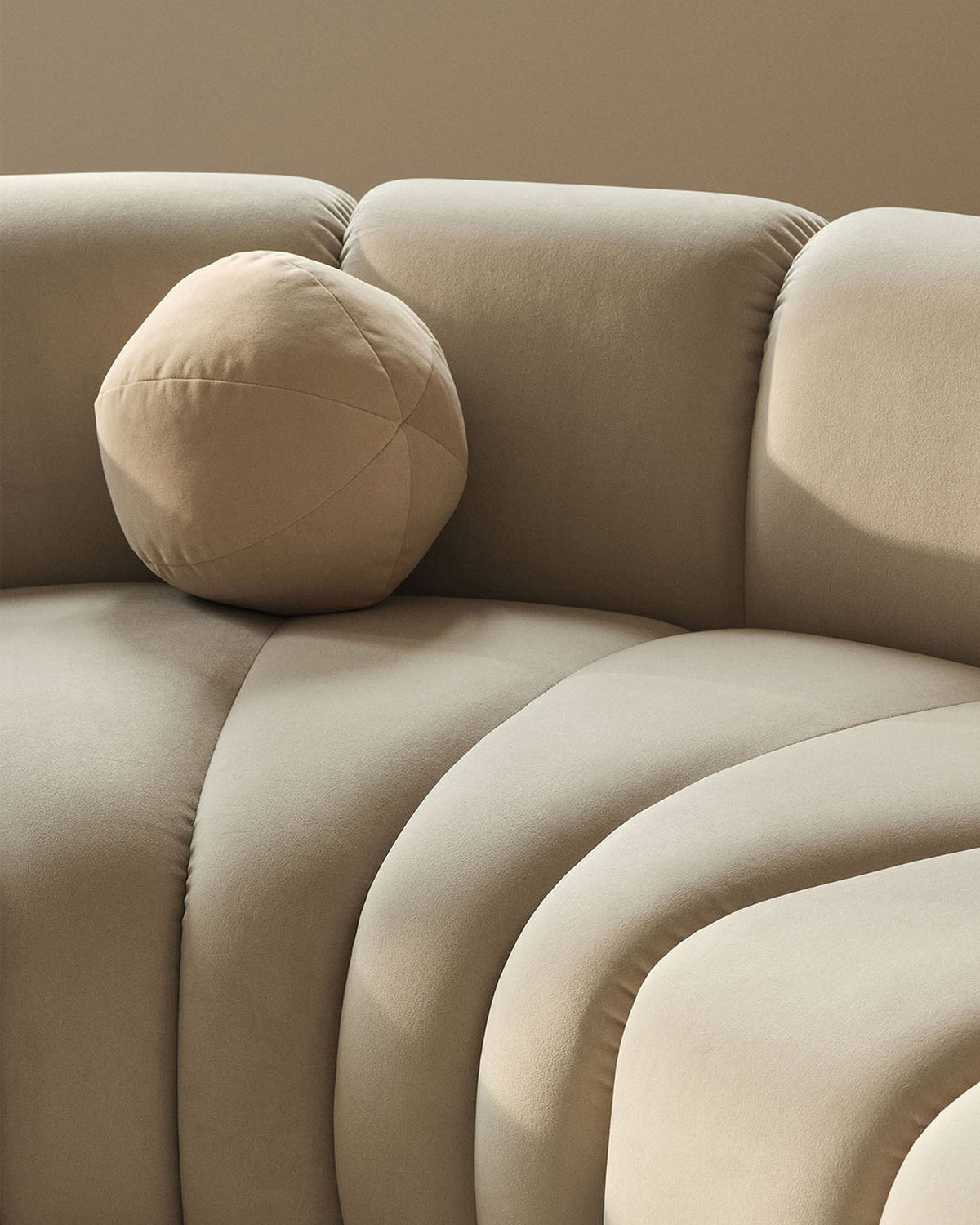 Ball Velour Pillow in Beige-Matt Velvet präsentiert im Onlineshop von KAQTU Design AG. Deko Kissen ist von Micadoni