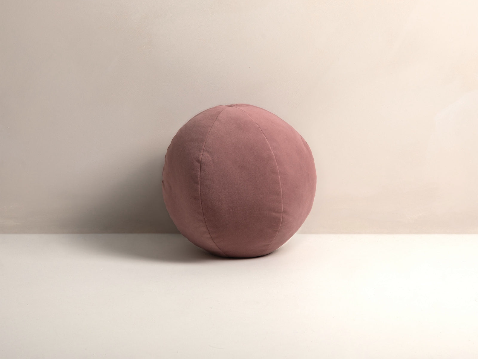 Ball Velour Pillow in Pink präsentiert im Onlineshop von KAQTU Design AG. Deko Kissen ist von Micadoni