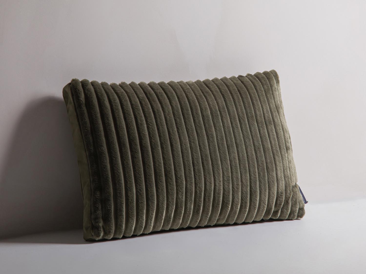 Verleihen Sie Ihrem Raum mit dem Stripy Pillow von Micadoni einen Hauch von Eleganz. Ideal für stilvolle Akzente und optimalen Komfort!