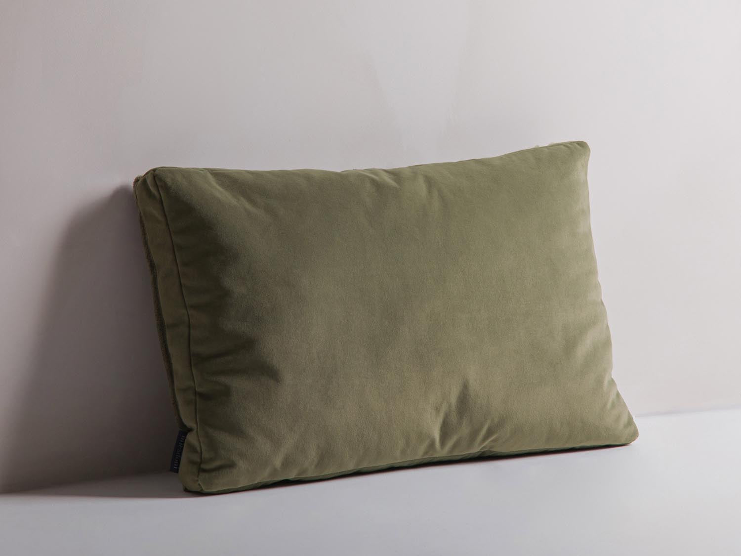 Entdecken Sie das Stripy Pillow von Micadoni – ein elegantes Kissen, das Ihrem Raum Stil und Komfort verleiht. Perfekt für moderne Akzente!