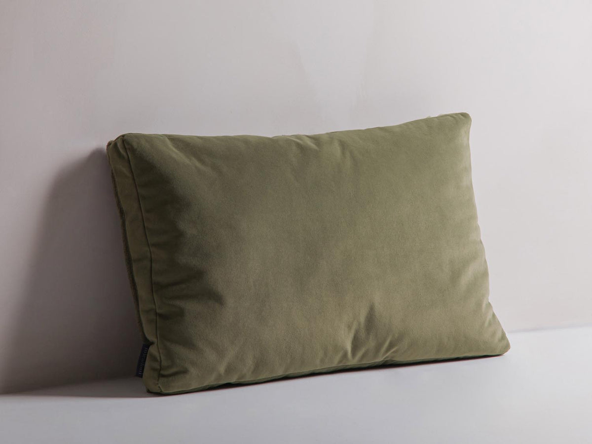 Stripy Pillow in Moss Green, Green-Tilia,Matt Velvet präsentiert im Onlineshop von KAQTU Design AG. Deko Kissen ist von Micadoni