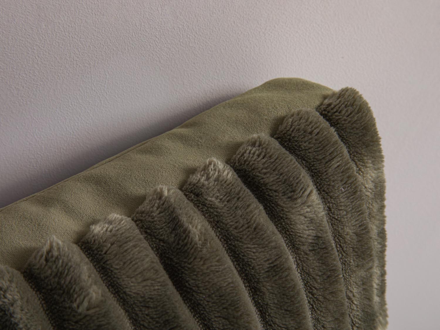 Verleihen Sie Ihrem Zuhause mit dem Stripy Pillow von Micadoni einen Hauch von Eleganz. Ideal für stilvolle Akzente und maximalen Komfort!