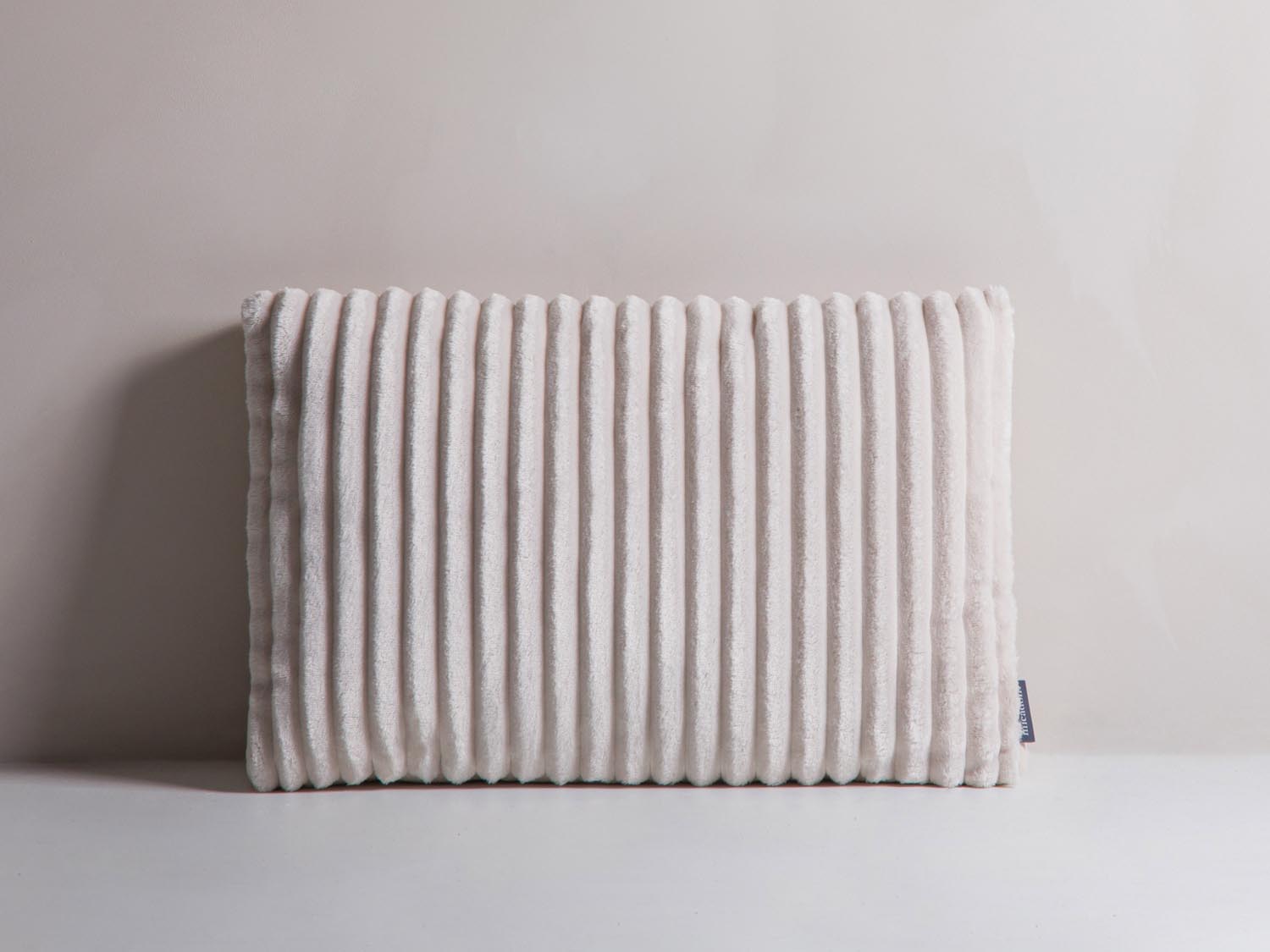 Stripy Pillow in Ivory, Light Beige präsentiert im Onlineshop von KAQTU Design AG. Deko Kissen ist von Micadoni