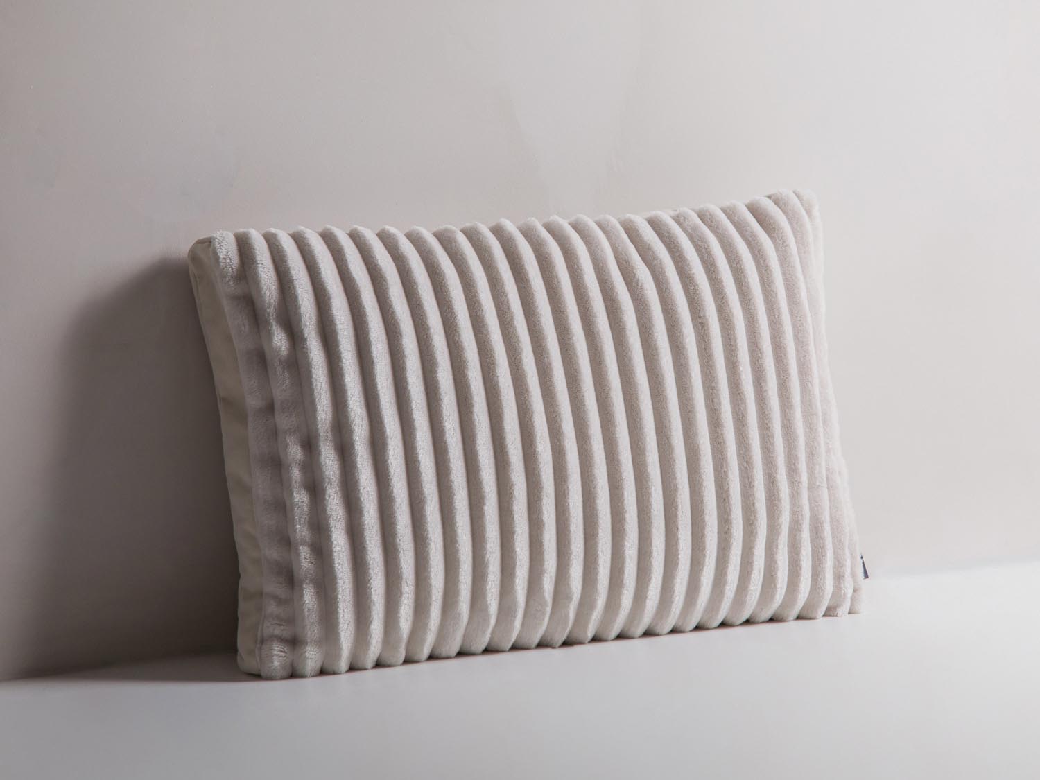 Erleben Sie das stilvolle Stripy Pillow von Micadoni – ein modernes Kissen, das Komfort und Eleganz in Ihr Zuhause bringt. Ideal für jedes Zimmer!