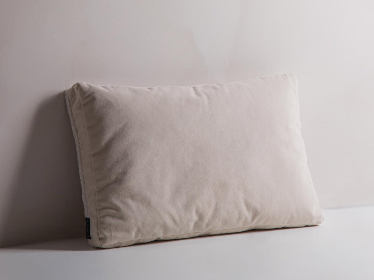 Stripy Pillow in Ivory, Light Beige-Tilia,Matt Velvet präsentiert im Onlineshop von KAQTU Design AG. Deko Kissen ist von Micadoni