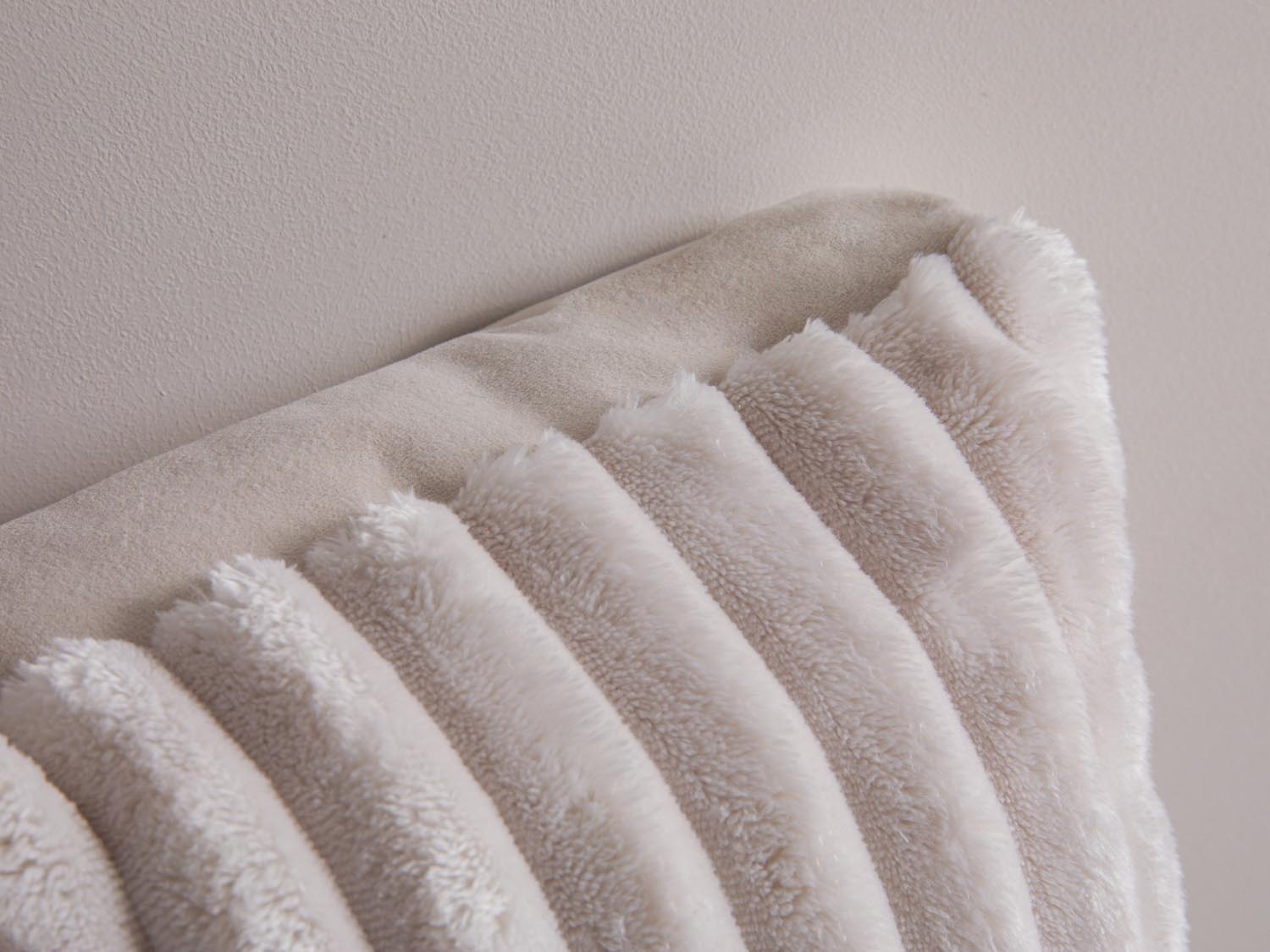 Verleihen Sie Ihrem Zuhause mit dem Stripy Pillow von Micadoni einen Hauch von Eleganz. Dieses stilvolle Kissen ist ideal für jedes Zimmer und sorgt für Gemütlichkeit.