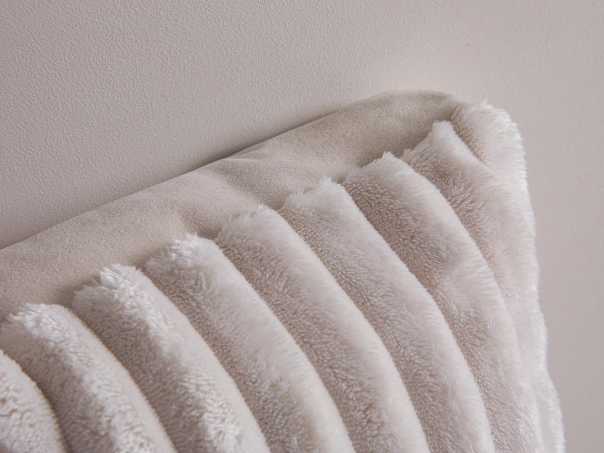 Stripy Pillow in Ivory, Light Beige-Tilia,Matt Velvet präsentiert im Onlineshop von KAQTU Design AG. Deko Kissen ist von Micadoni