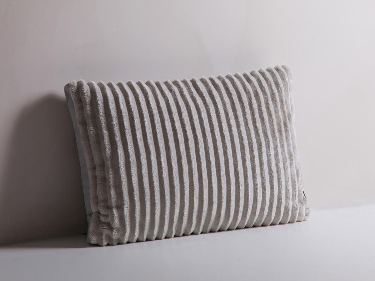 Verleihen Sie Ihrem Zuhause mit dem Stripy Pillow von Micadoni einen stilvollen Touch. Dieses moderne Kissen sorgt für Gemütlichkeit und Eleganz.