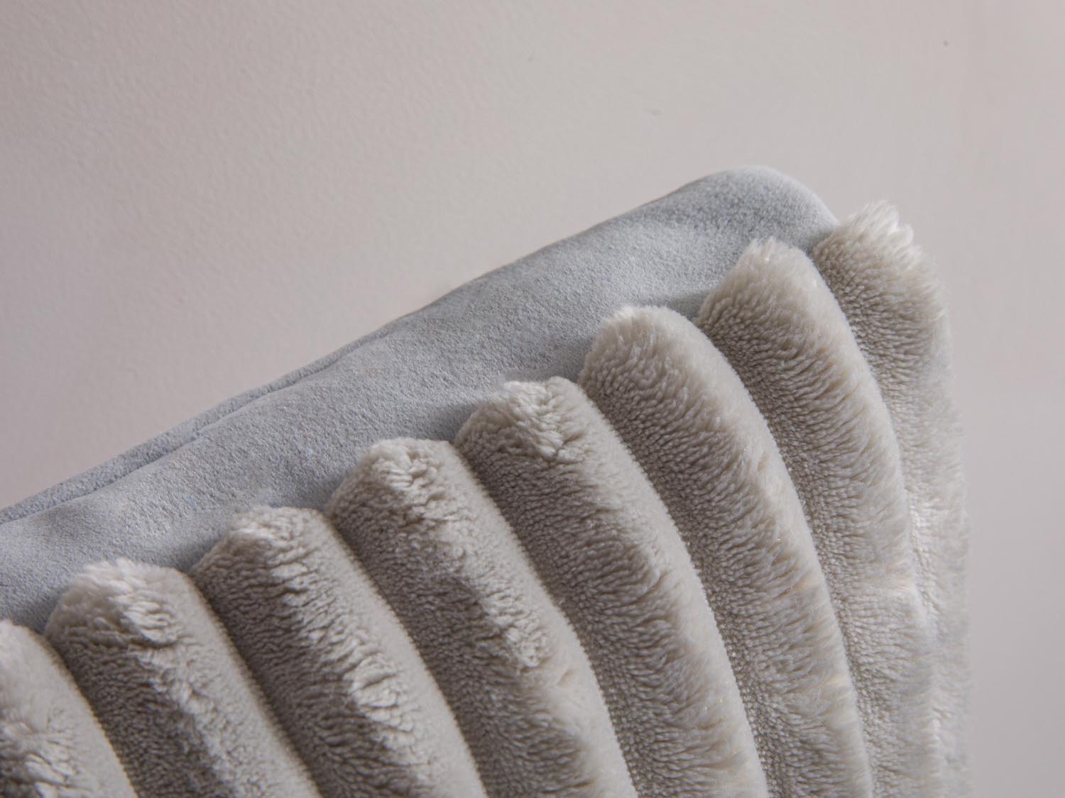 Verleihen Sie Ihrem Zuhause mit dem Stripy Pillow von Micadoni einen stilvollen Touch. Dieses moderne Kissen sorgt für Gemütlichkeit und Eleganz.