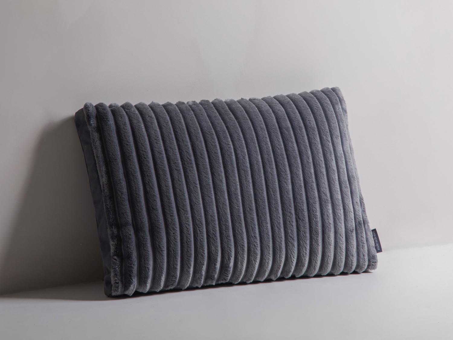 Entdecken Sie das Stripy Pillow von Micadoni – ein elegantes Kissen, das Ihrem Wohnraum Stil und Komfort verleiht. Perfekt für jedes Zuhause!