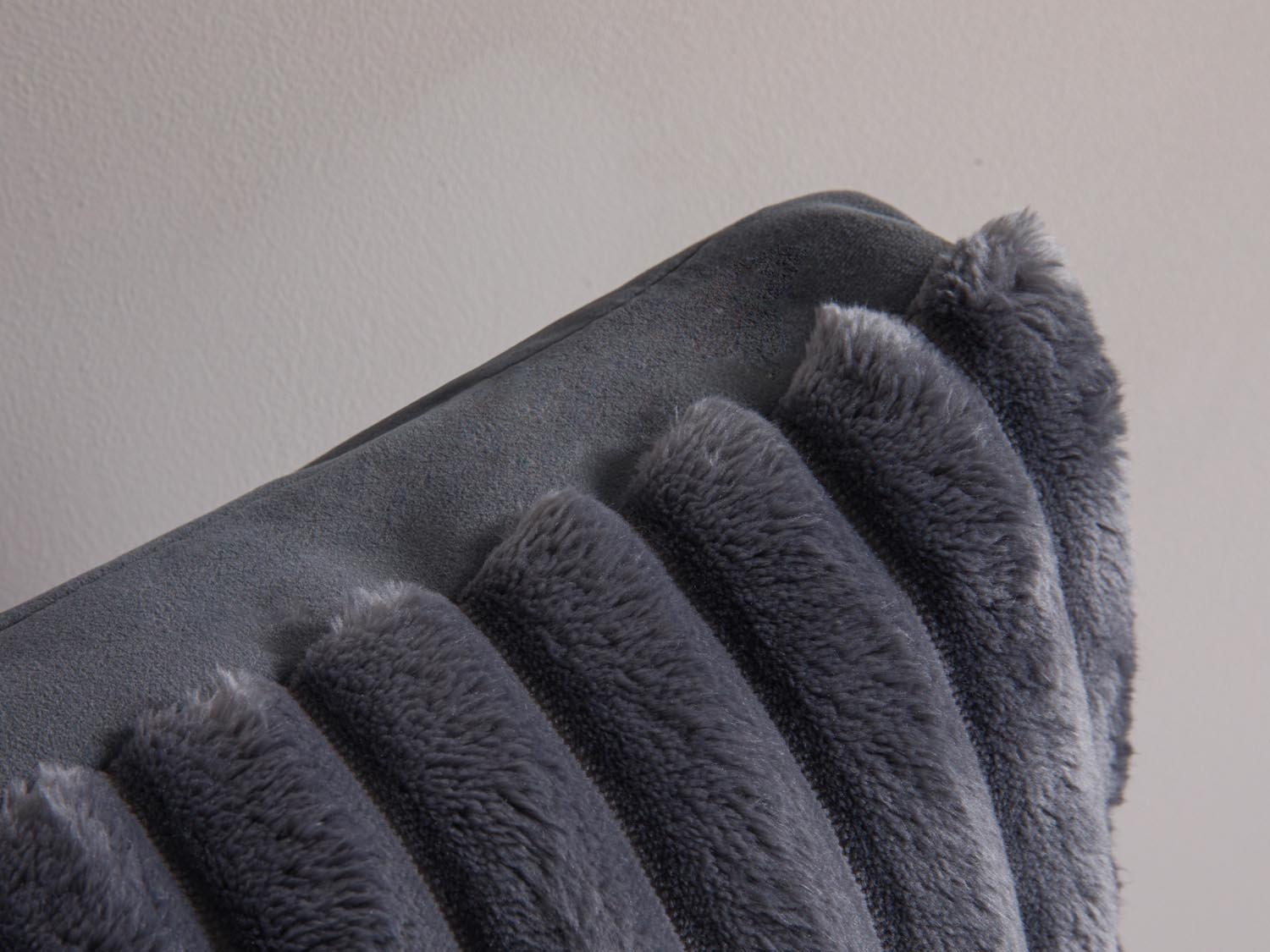 Entdecken Sie das Stripy Pillow von Micadoni – ein elegantes Kissen, das Komfort und modernes Design vereint. Perfekt für Ihr Zuhause!