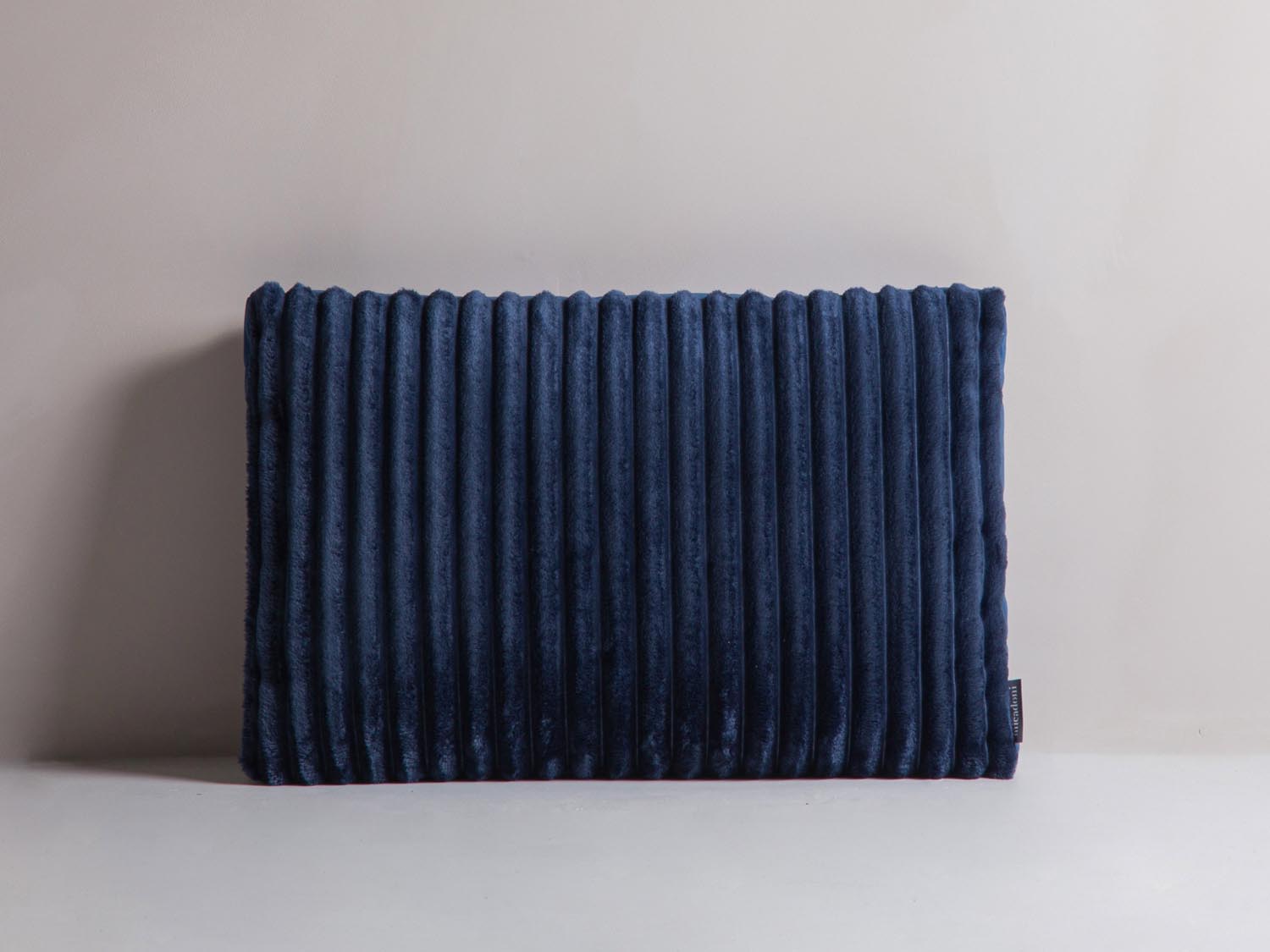 Stripy Pillow in Navy Blue, Blue präsentiert im Onlineshop von KAQTU Design AG. Deko Kissen ist von Micadoni