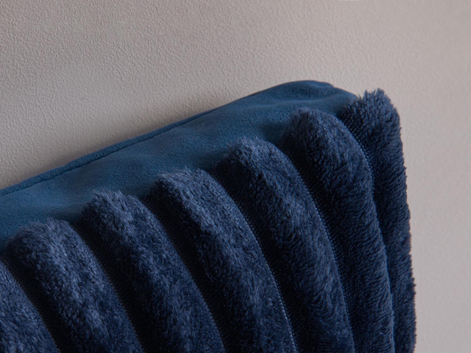 Entdecken Sie das Stripy Pillow von Micadoni – ein elegantes Kissen, das Ihrem Wohnraum einen modernen Akzent verleiht und für behagliche Atmosphäre sorgt.