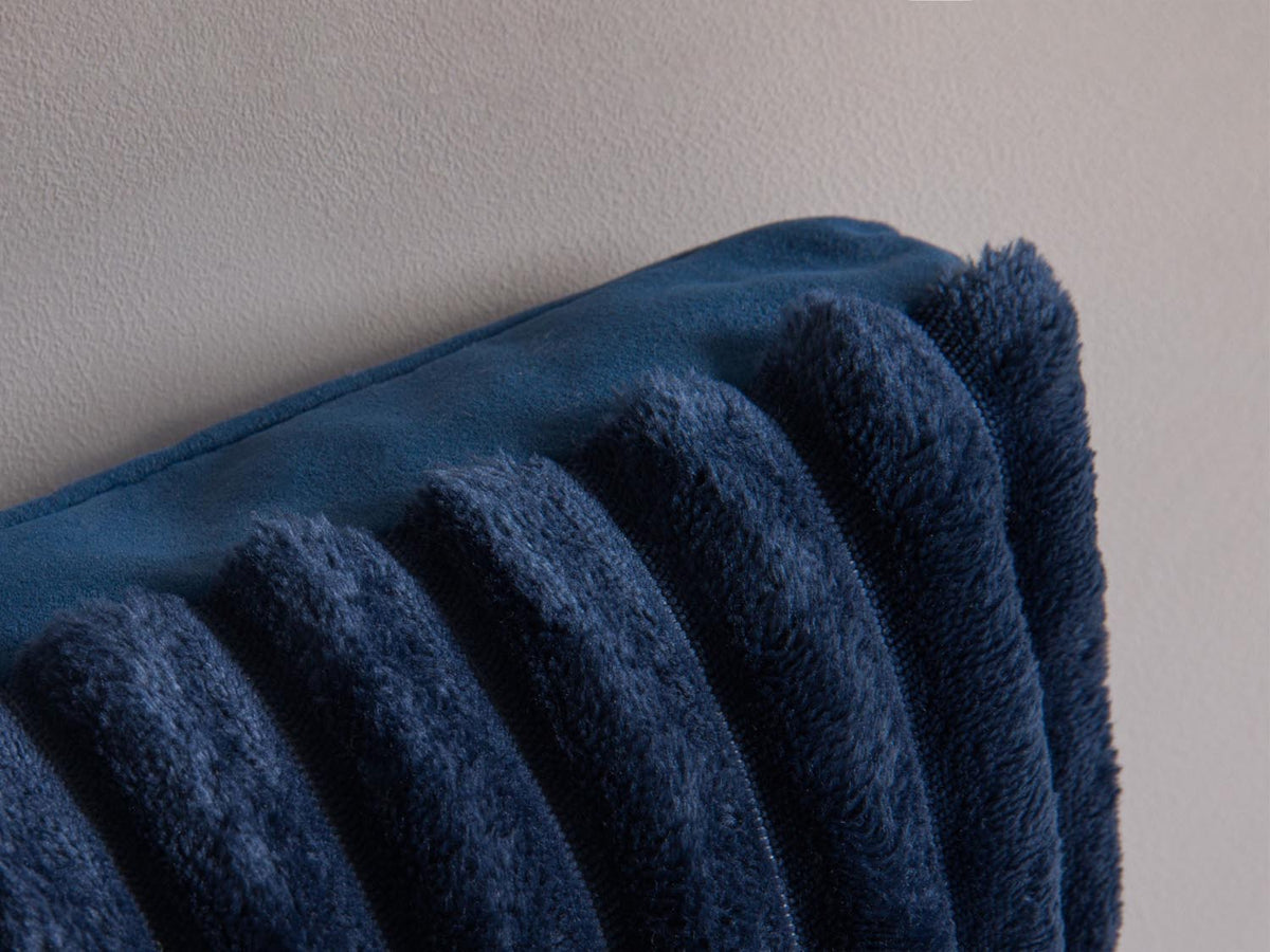 Stripy Pillow in Navy Blue, Blue-Tilia,Matt Velvet präsentiert im Onlineshop von KAQTU Design AG. Deko Kissen ist von Micadoni