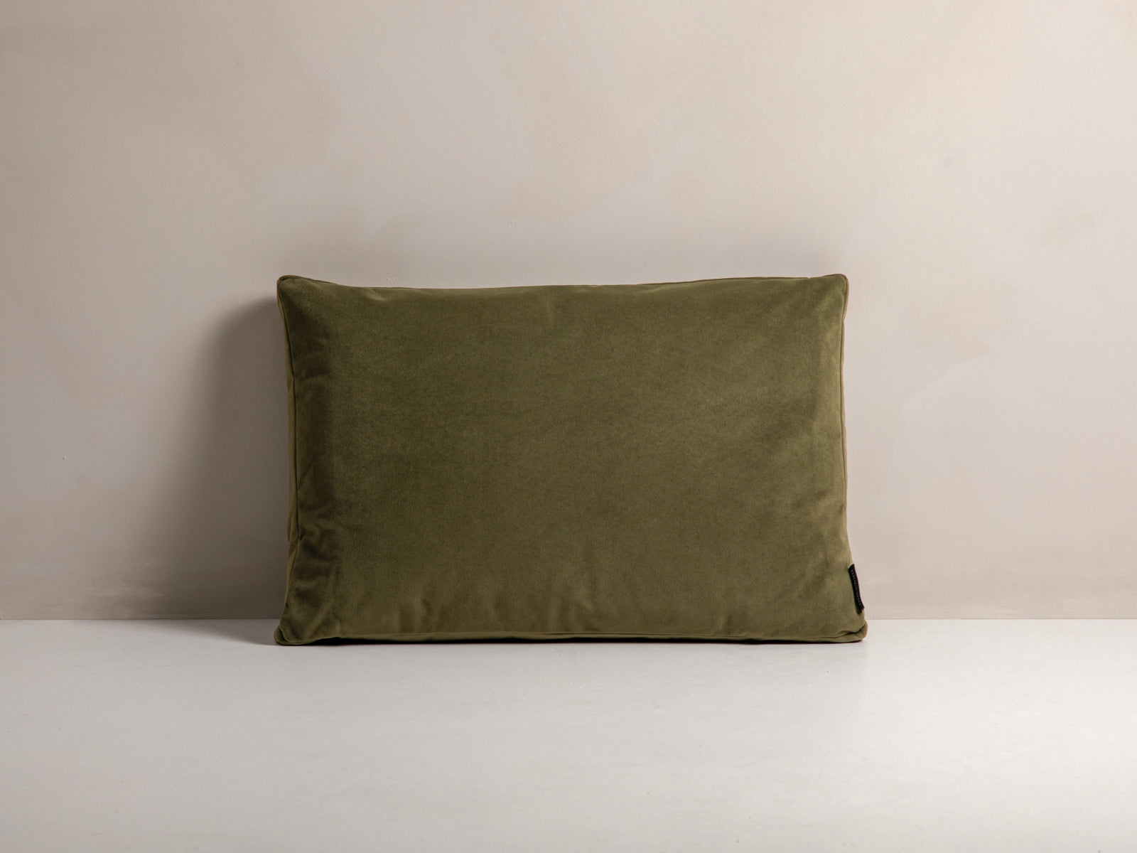Stripy Velour Pillow in Green präsentiert im Onlineshop von KAQTU Design AG. Deko Kissen ist von Micadoni