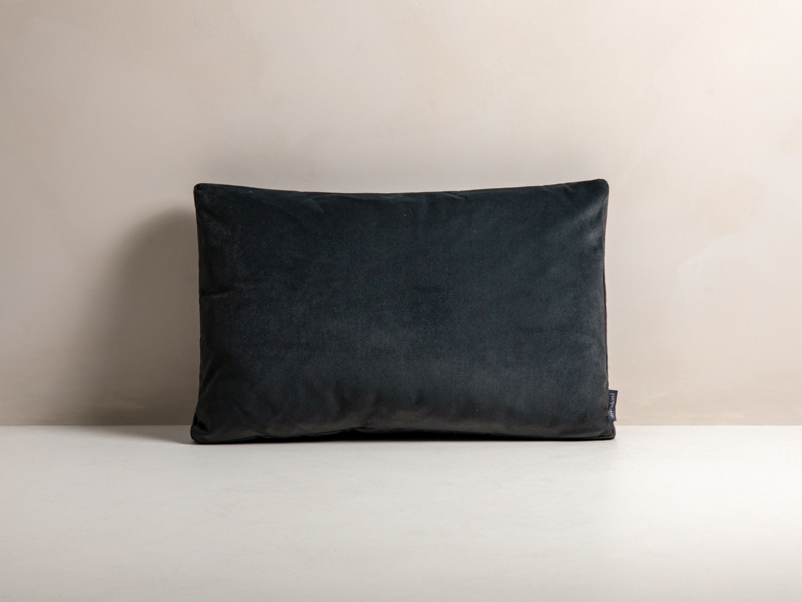 Stripy Velour Pillow in Dark Grey-Matt Velvet präsentiert im Onlineshop von KAQTU Design AG. Deko Kissen ist von Micadoni