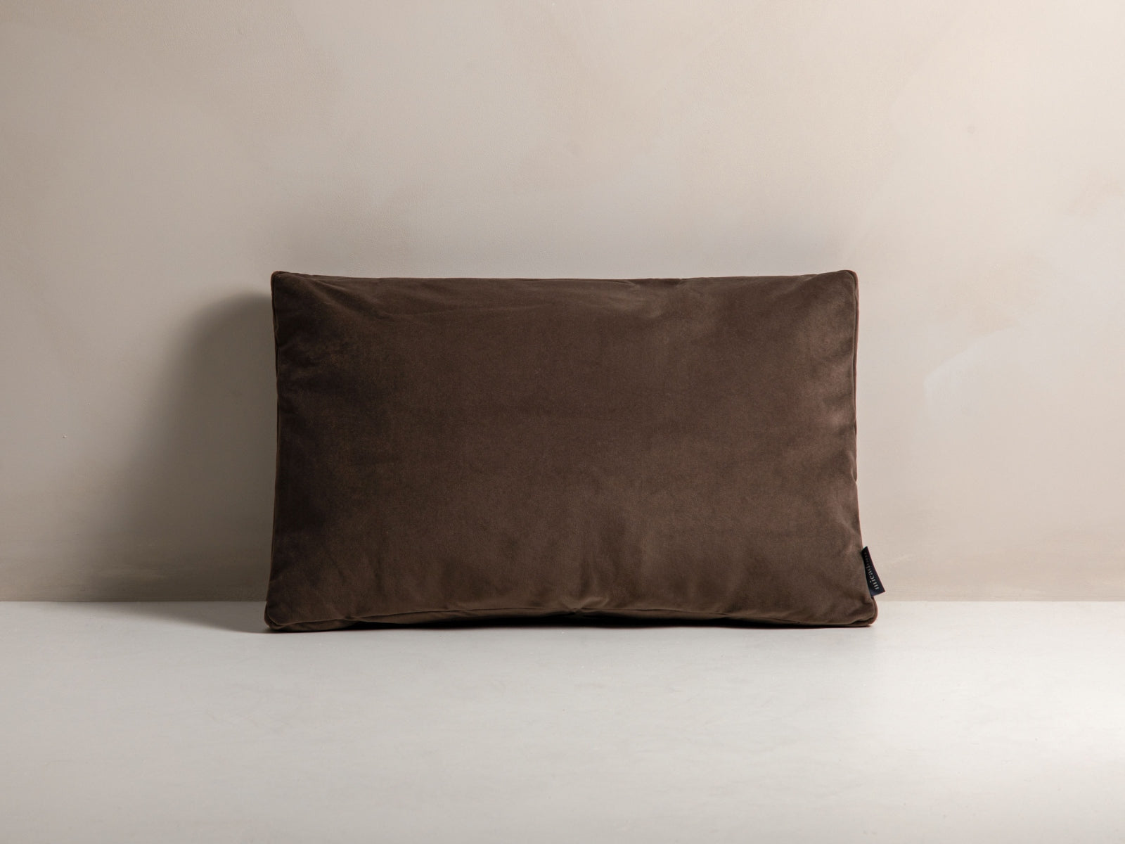 Stripy Velour Pillow in Brown präsentiert im Onlineshop von KAQTU Design AG. Deko Kissen ist von Micadoni