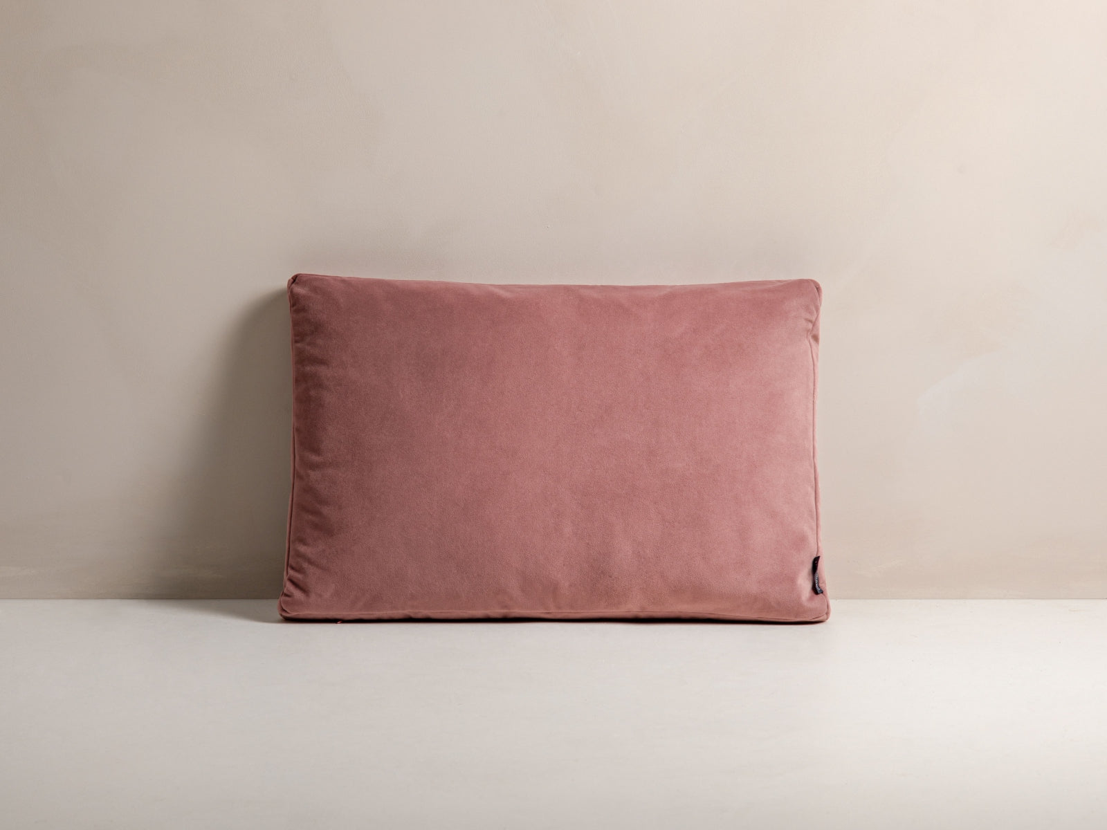 Stripy Velour Pillow in Pink präsentiert im Onlineshop von KAQTU Design AG. Deko Kissen ist von Micadoni