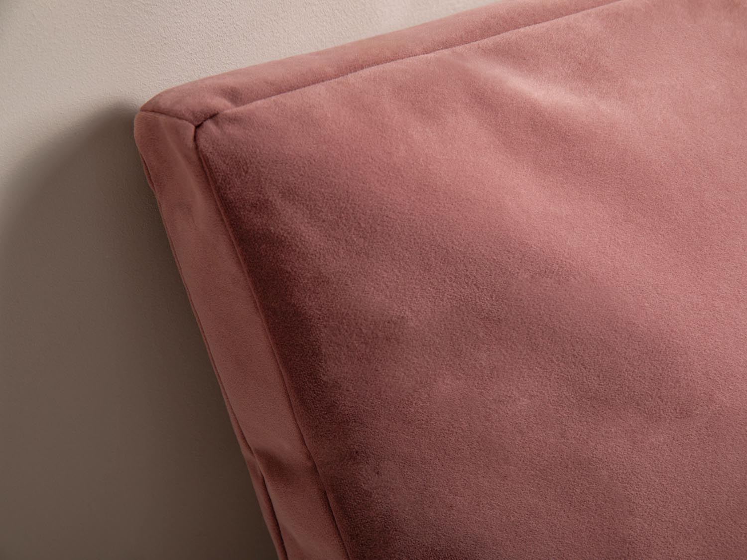 Weiches Velour Dekokissen mit Streifen in zarten Rosa- und Beigetönen, perfekt für einladende und moderne Wohnambiente.
